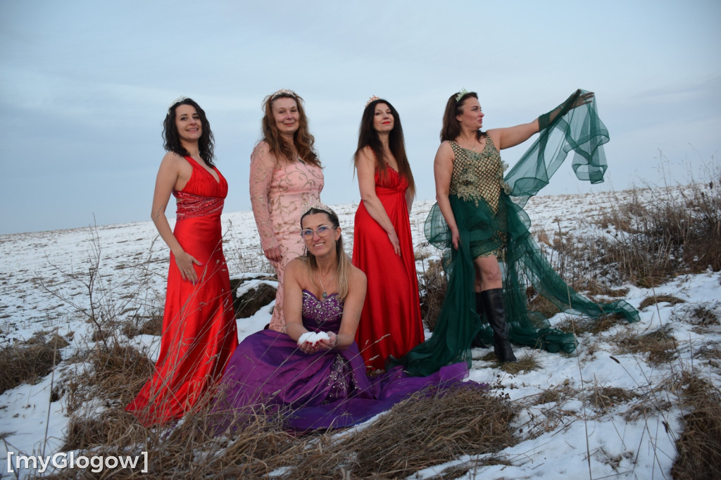 W balowych sukniach na śniegu i w mrozie