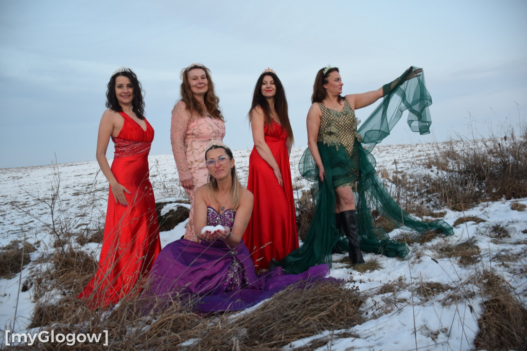 W balowych sukniach na śniegu i w mrozie