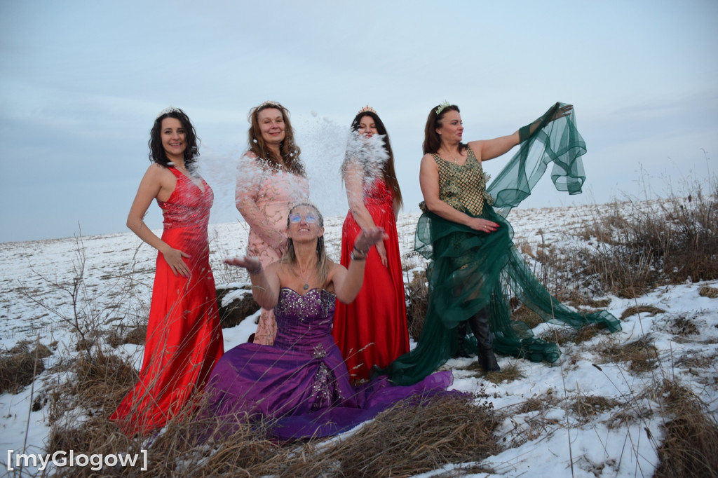 W balowych sukniach na śniegu i w mrozie