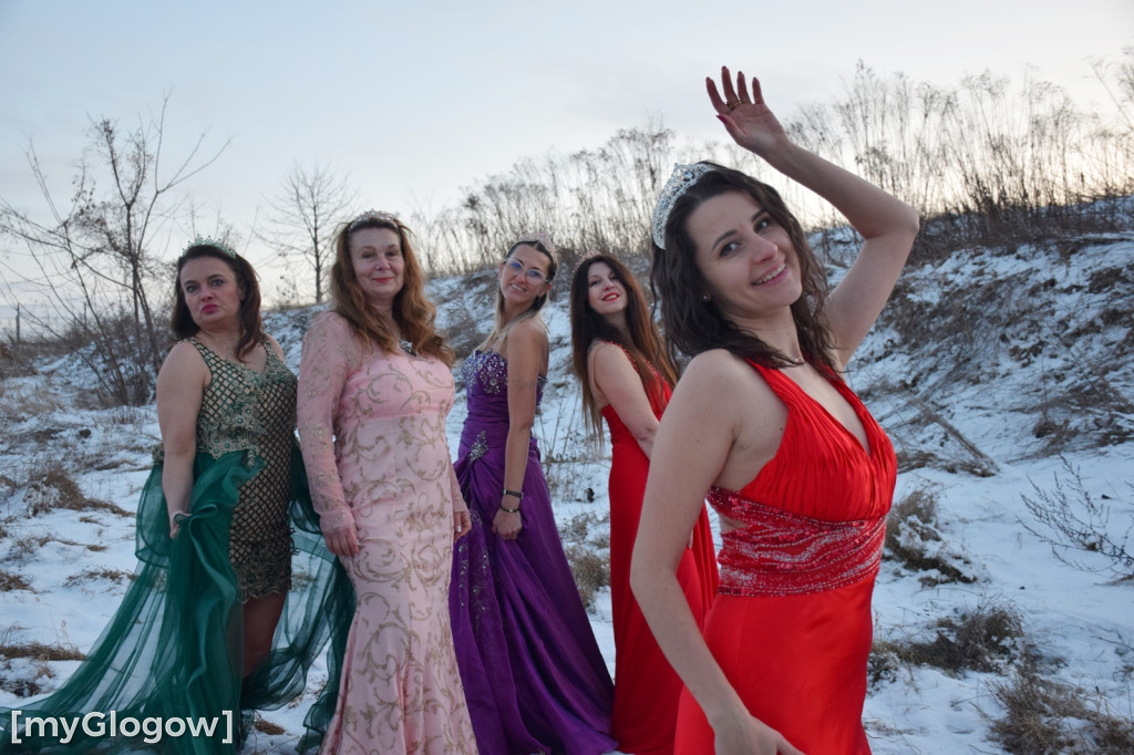 W balowych sukniach na śniegu i w mrozie