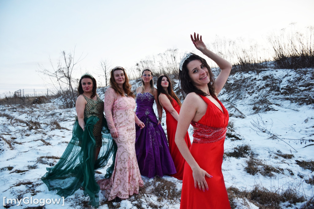 W balowych sukniach na śniegu i w mrozie