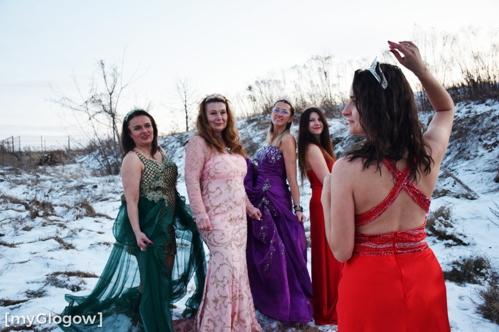 W balowych sukniach na śniegu i w mrozie