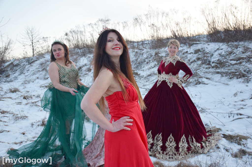 W balowych sukniach na śniegu i w mrozie