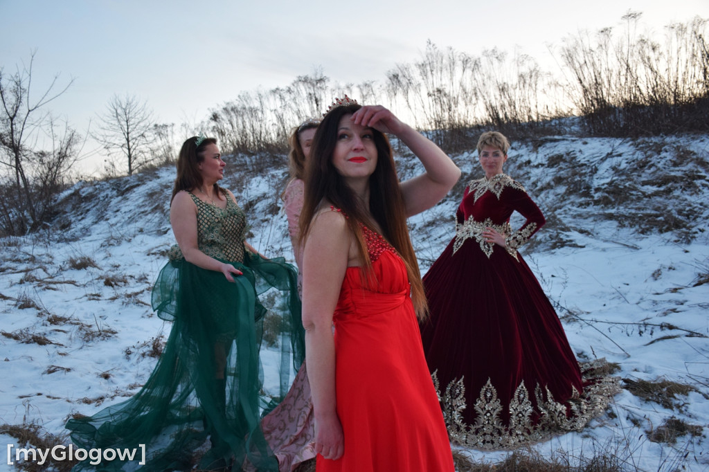 W balowych sukniach na śniegu i w mrozie