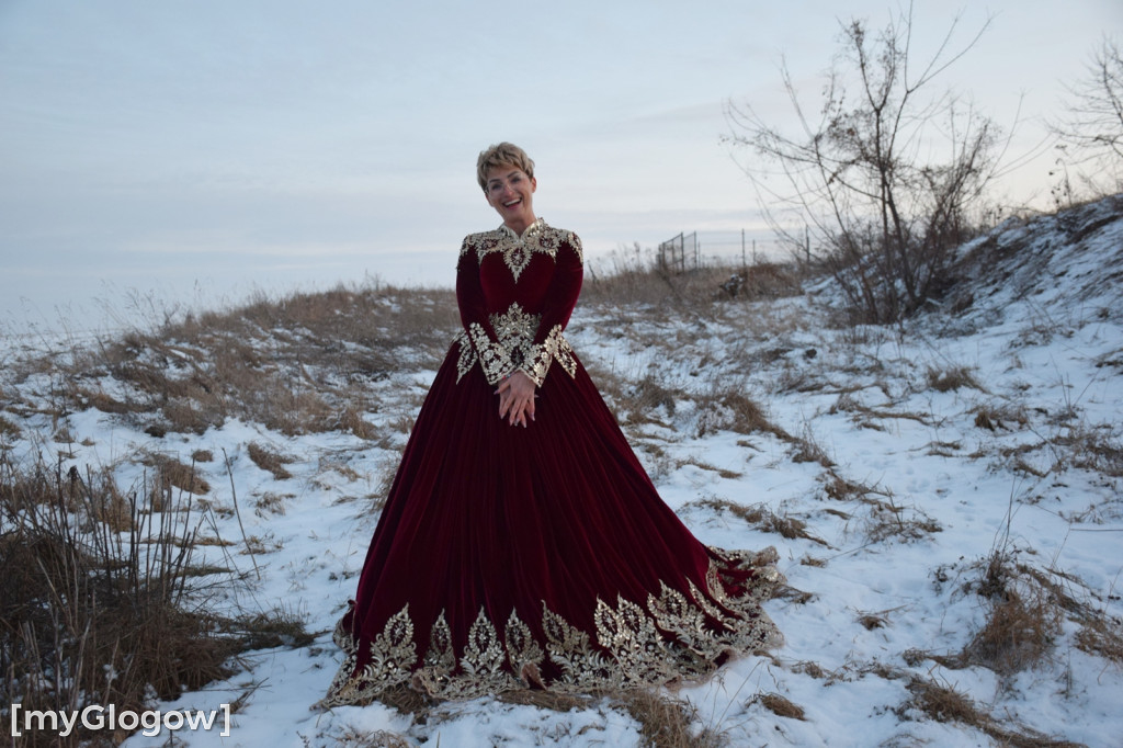 W balowych sukniach na śniegu i w mrozie