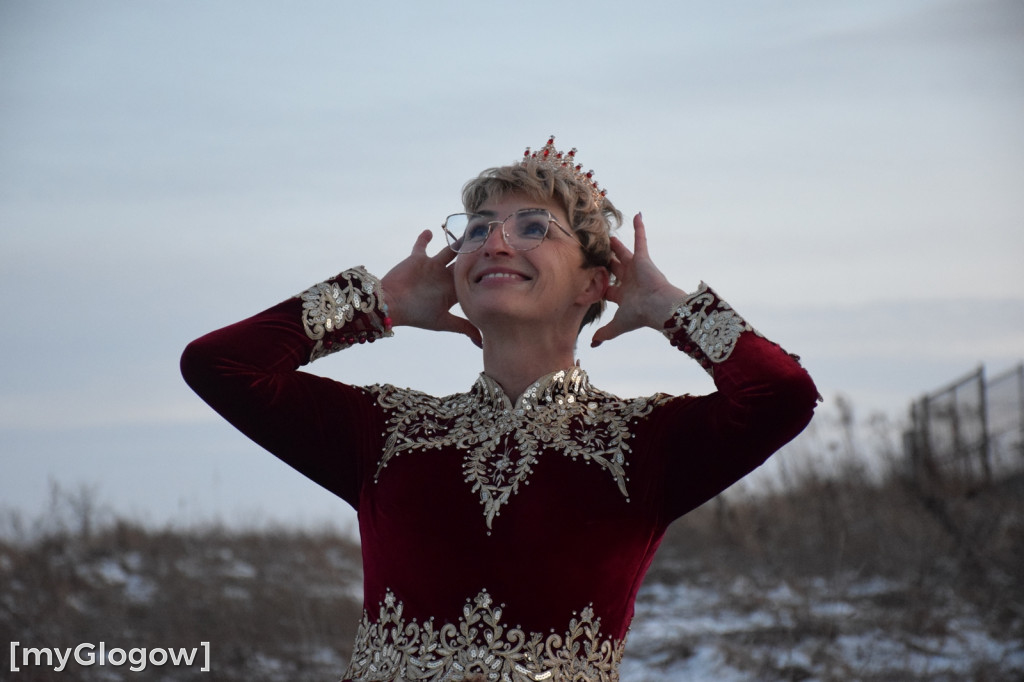 W balowych sukniach na śniegu i w mrozie