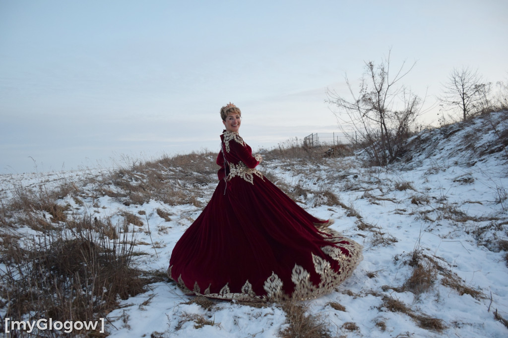 W balowych sukniach na śniegu i w mrozie