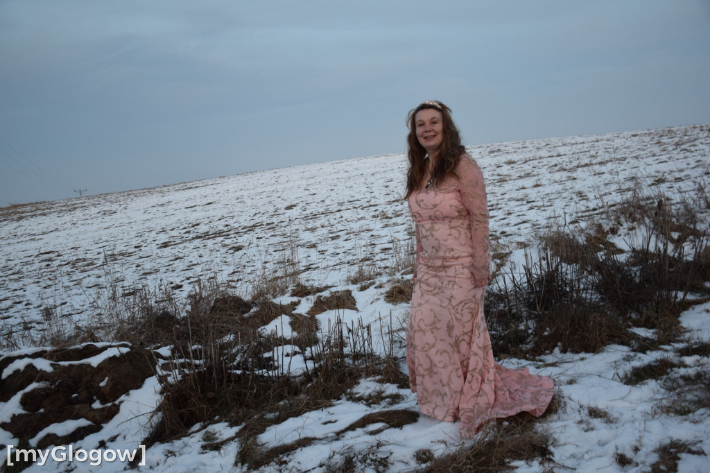 W balowych sukniach na śniegu i w mrozie