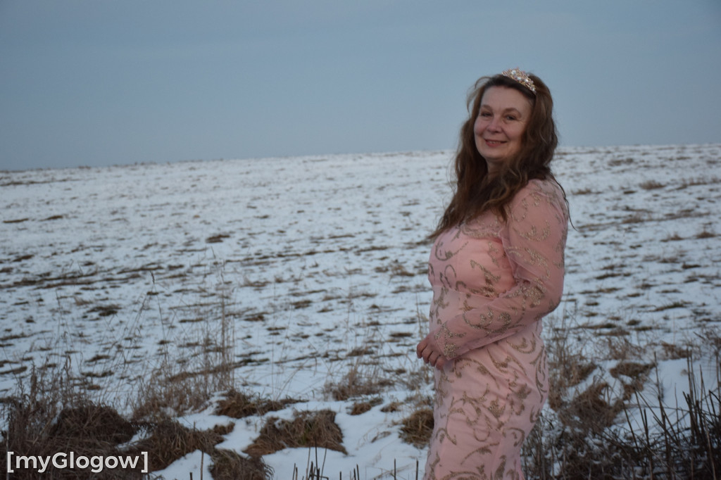 W balowych sukniach na śniegu i w mrozie