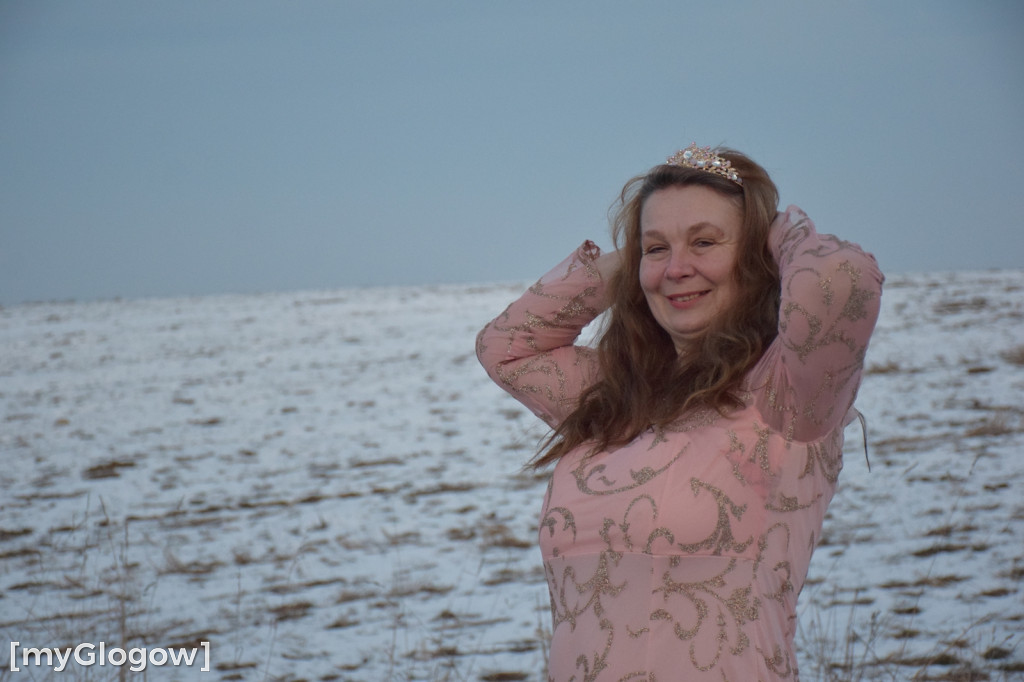 W balowych sukniach na śniegu i w mrozie