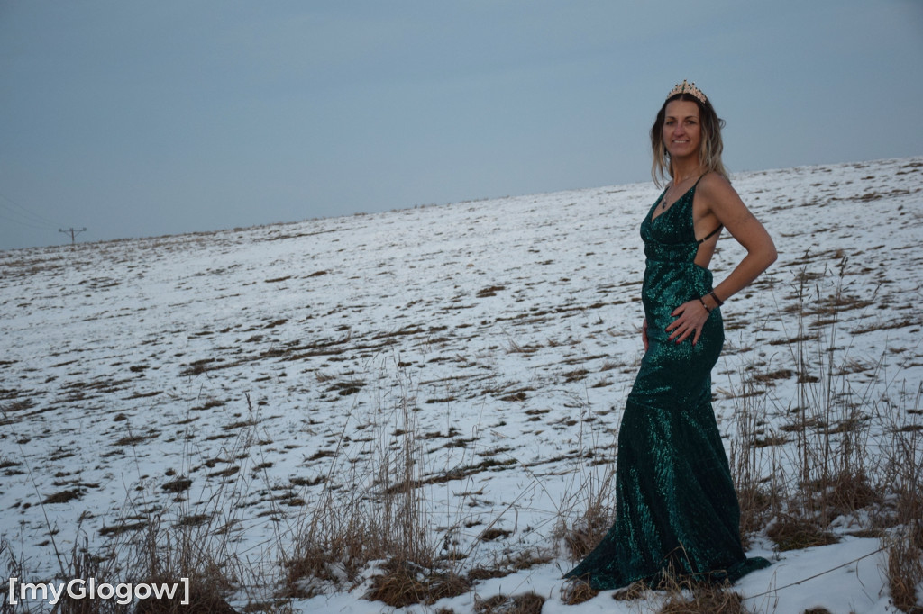 W balowych sukniach na śniegu i w mrozie