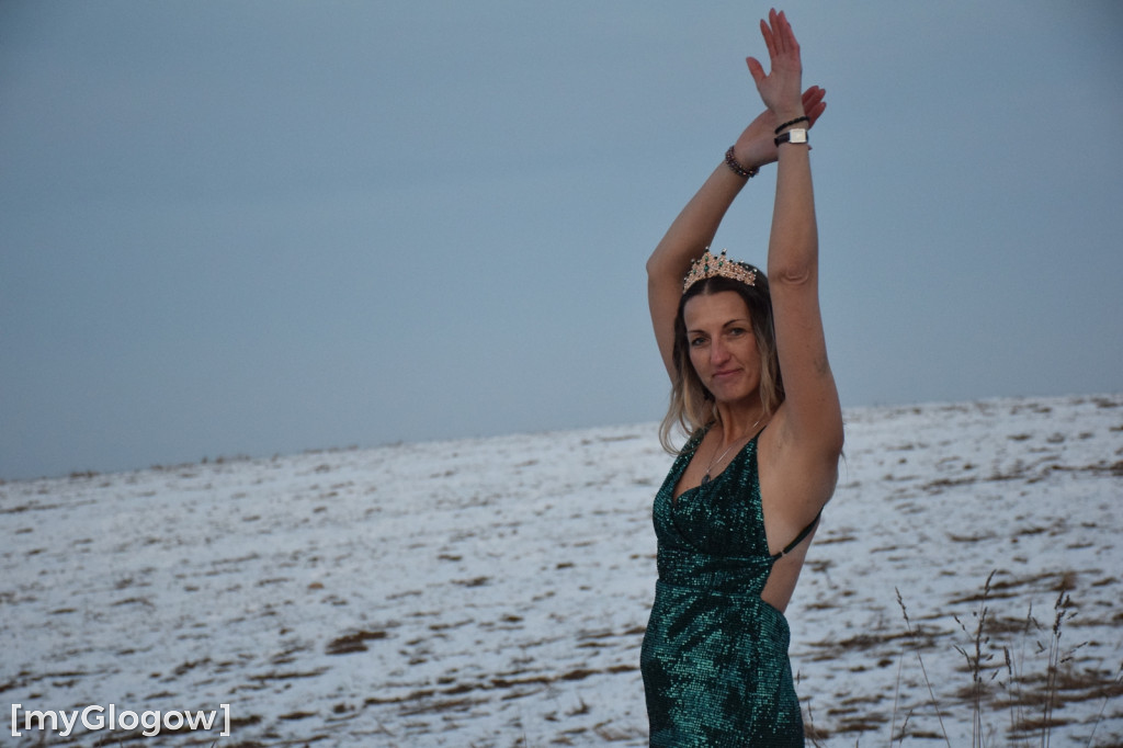 W balowych sukniach na śniegu i w mrozie