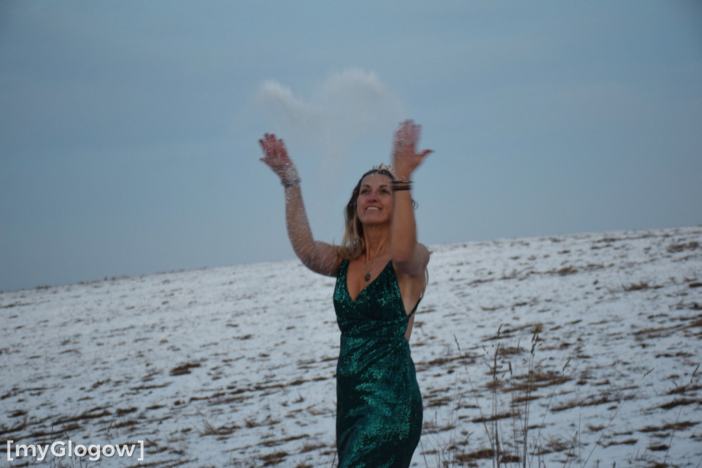 W balowych sukniach na śniegu i w mrozie