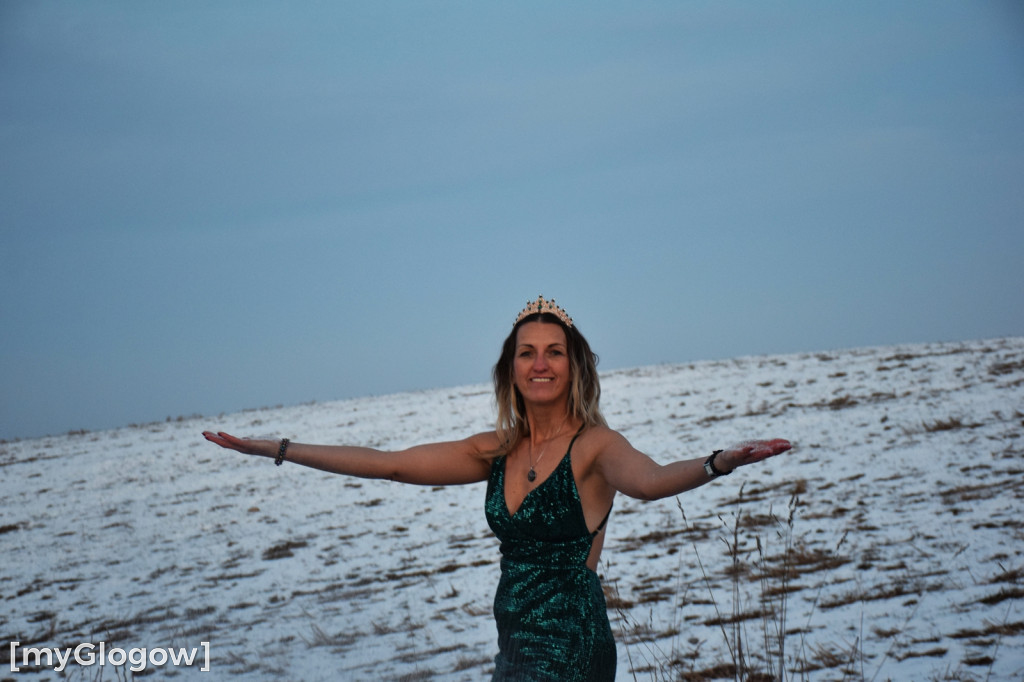 W balowych sukniach na śniegu i w mrozie