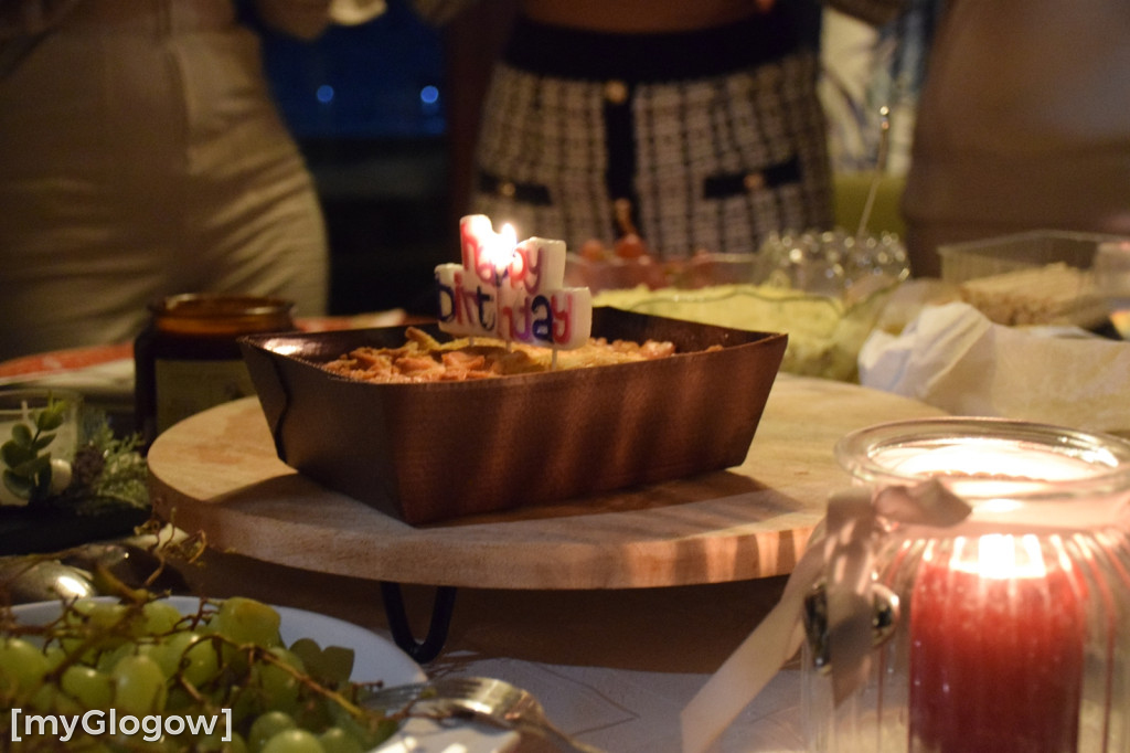 W balowych sukniach na śniegu i w mrozie