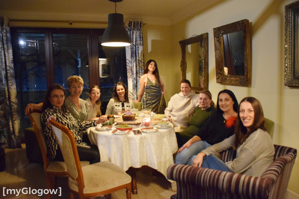 W balowych sukniach na śniegu i w mrozie