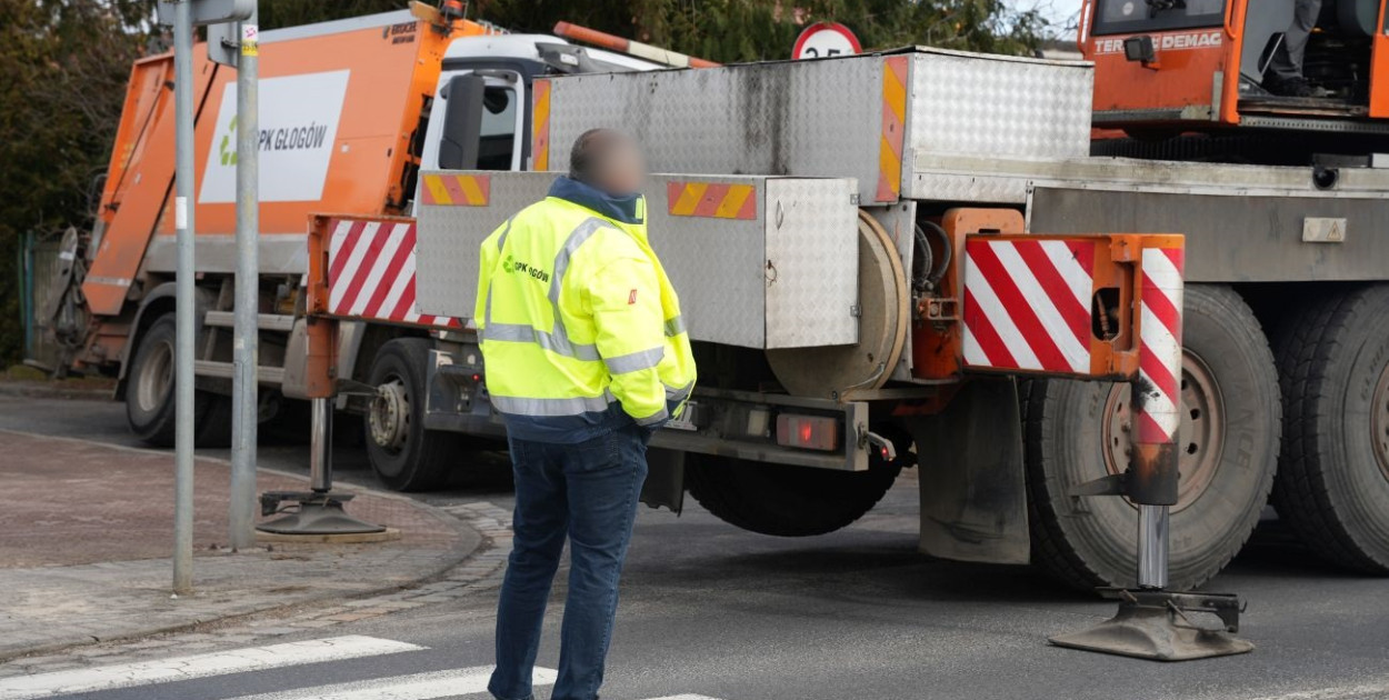 Śmieciarka wpadła do dziury