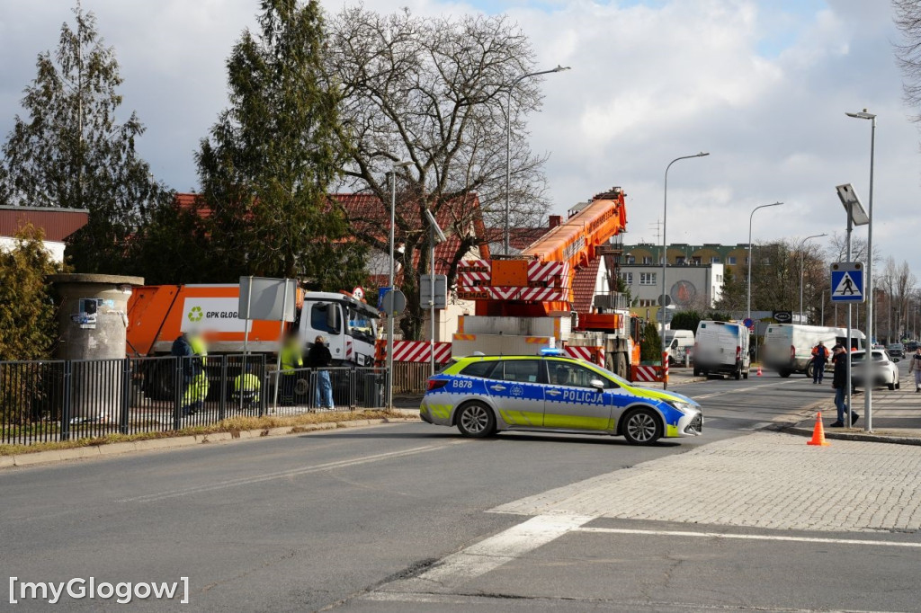 Śmieciarka wpadła do dziury