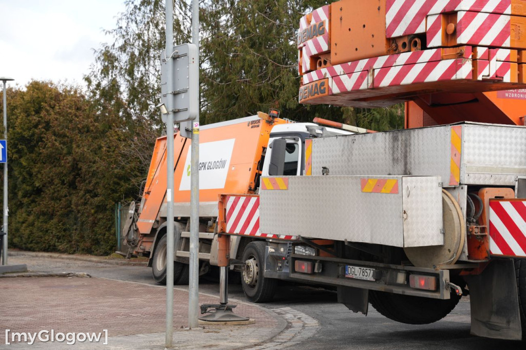 Śmieciarka wpadła do dziury