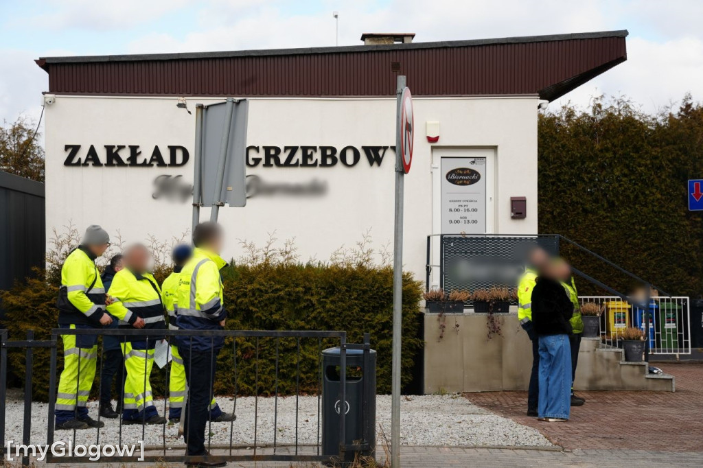 Śmieciarka wpadła do dziury