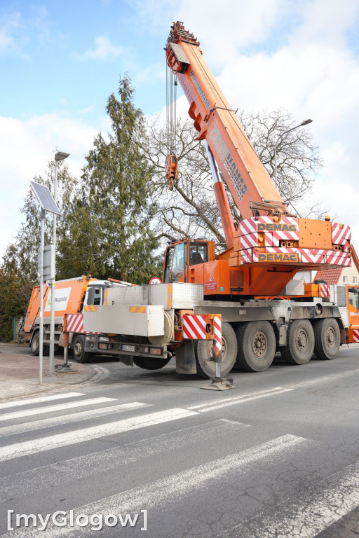 Śmieciarka wpadła do dziury