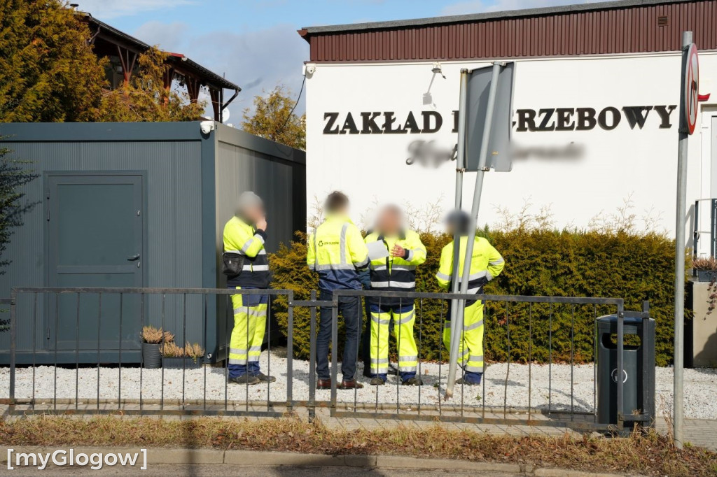 Śmieciarka wpadła do dziury