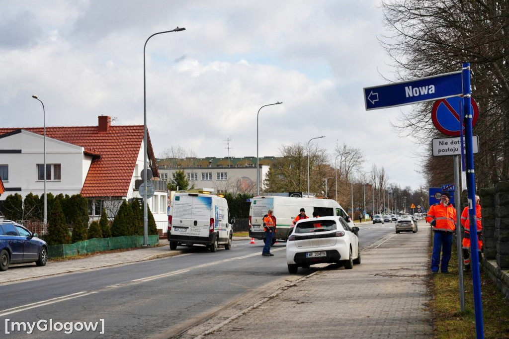 Śmieciarka wpadła do dziury