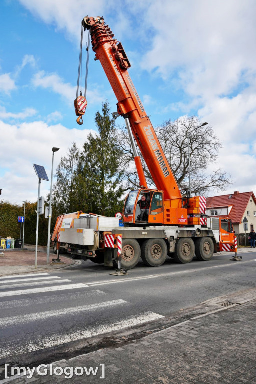 Śmieciarka wpadła do dziury
