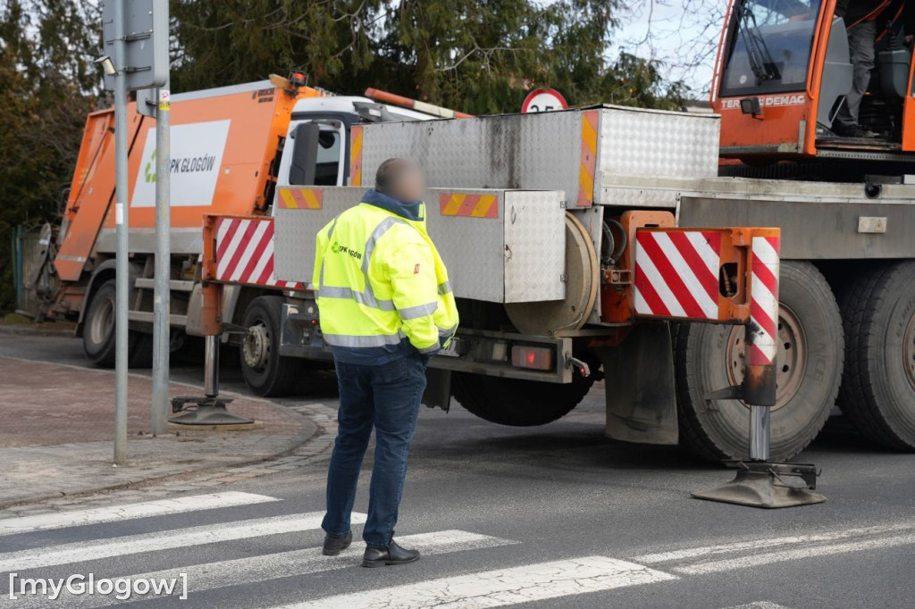 Śmieciarka wpadła do dziury
