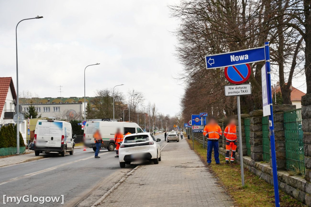Śmieciarka wpadła do dziury