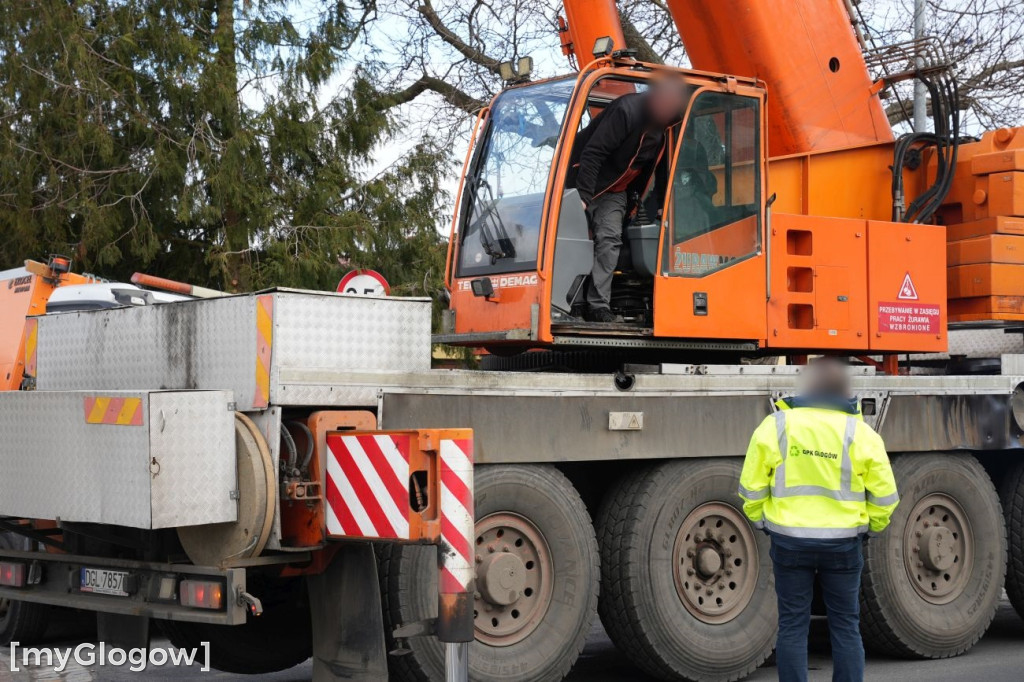 Śmieciarka wpadła do dziury