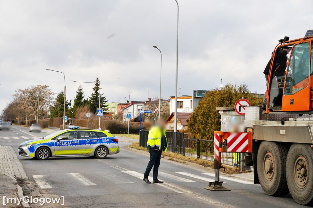 Śmieciarka wpadła do dziury