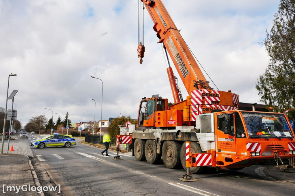 Śmieciarka wpadła do dziury