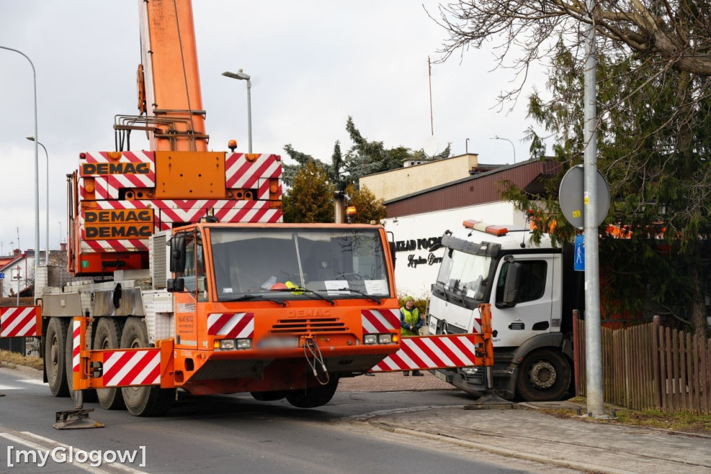 Śmieciarka wpadła do dziury
