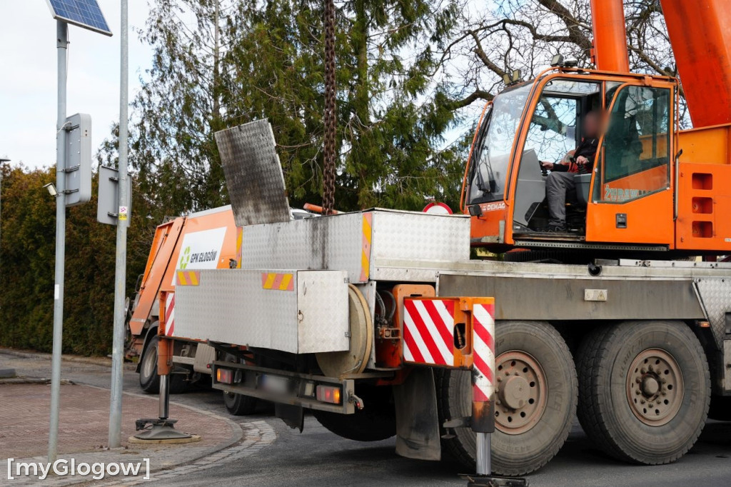 Śmieciarka wpadła do dziury