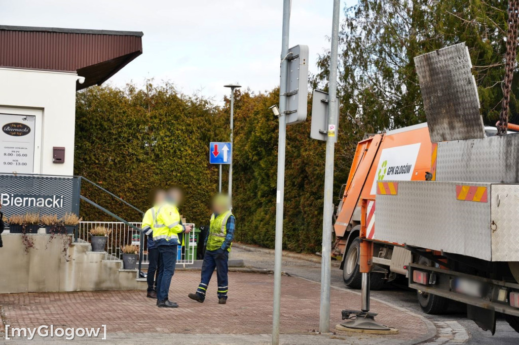 Śmieciarka wpadła do dziury