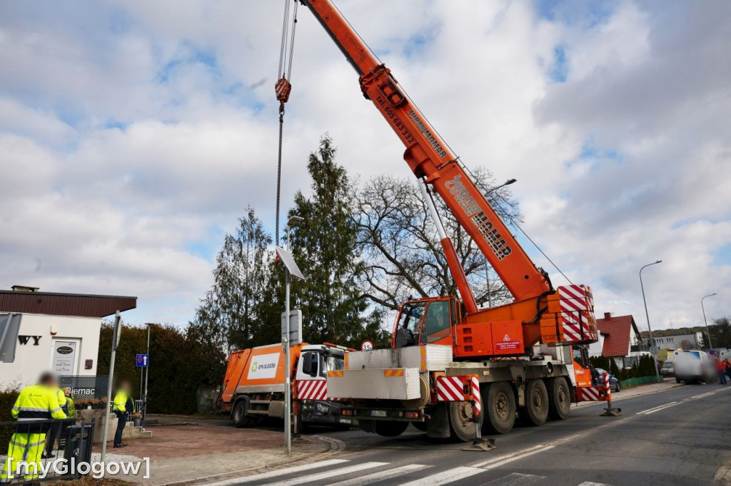 Śmieciarka wpadła do dziury