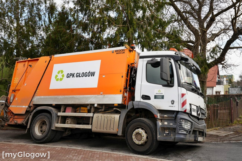 Śmieciarka wpadła do dziury