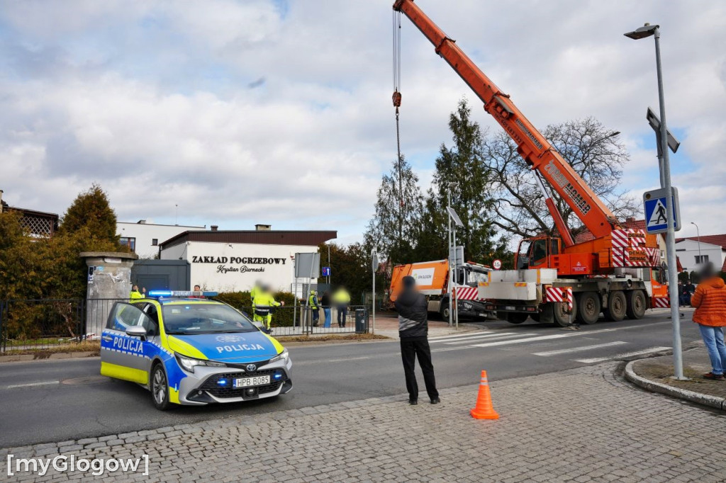 Śmieciarka wpadła do dziury