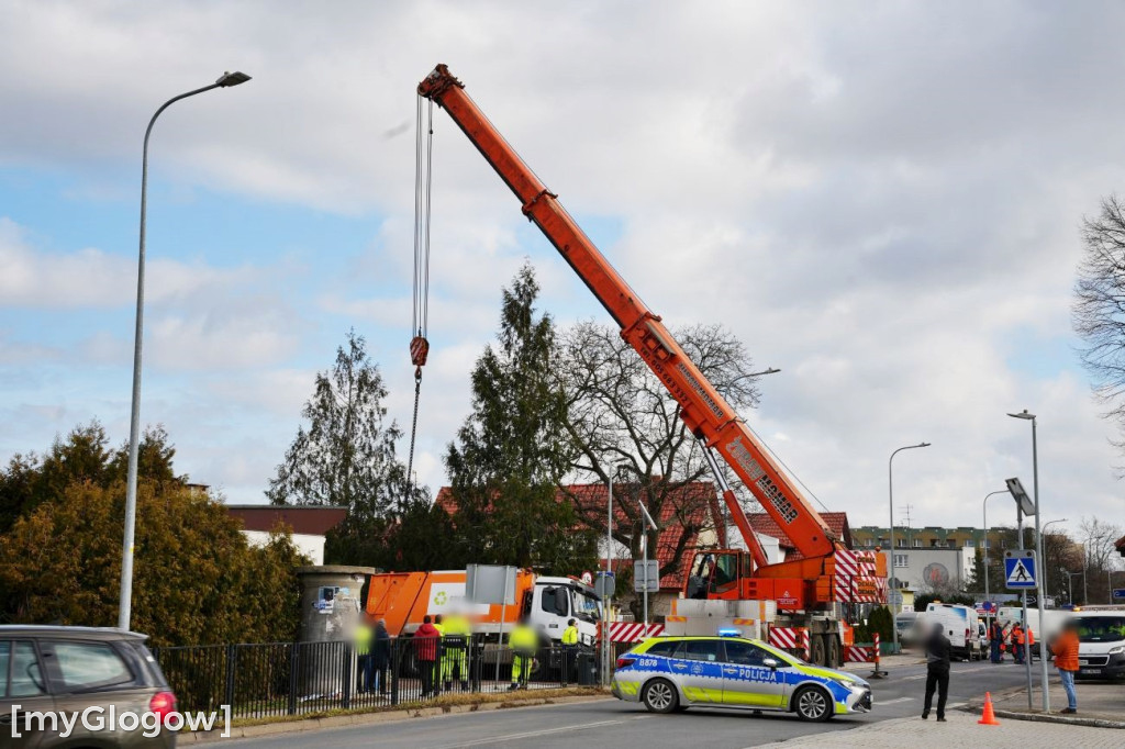 Śmieciarka wpadła do dziury