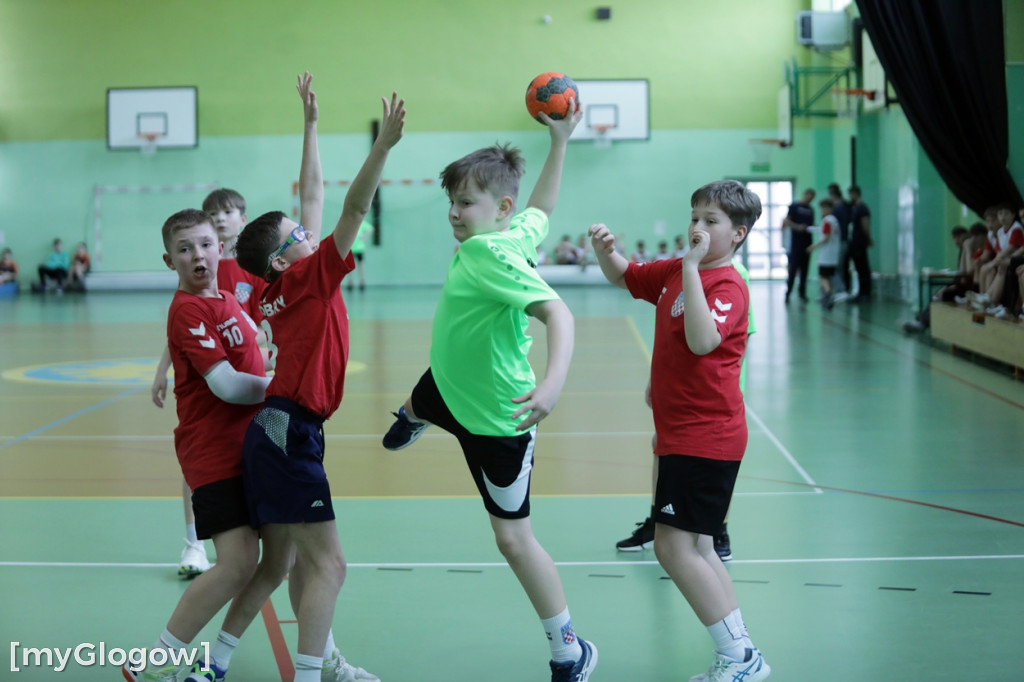 Osiem szkół w turnieju w piłkę ręczną