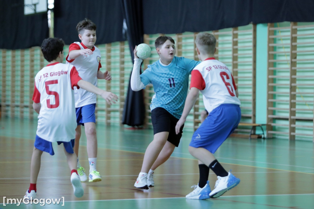 Osiem szkół w turnieju w piłkę ręczną