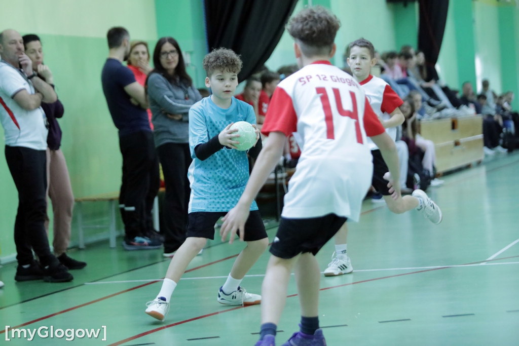 Osiem szkół w turnieju w piłkę ręczną