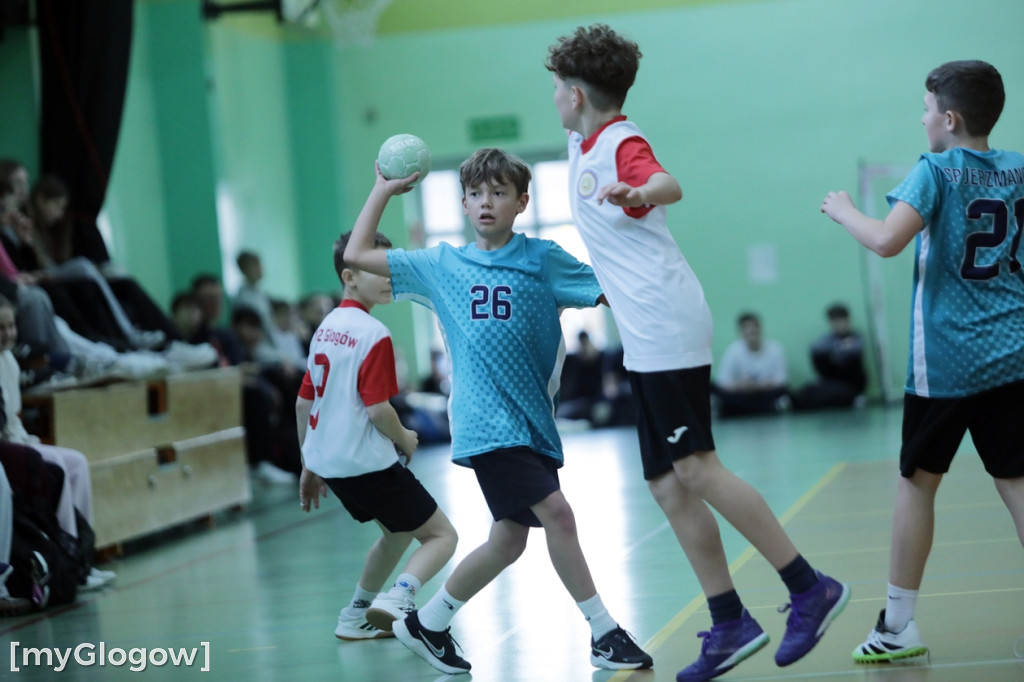 Osiem szkół w turnieju w piłkę ręczną