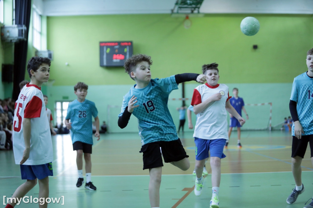 Osiem szkół w turnieju w piłkę ręczną