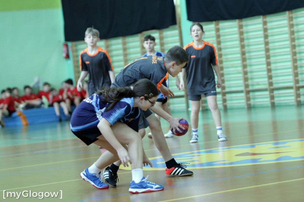 Osiem szkół w turnieju w piłkę ręczną