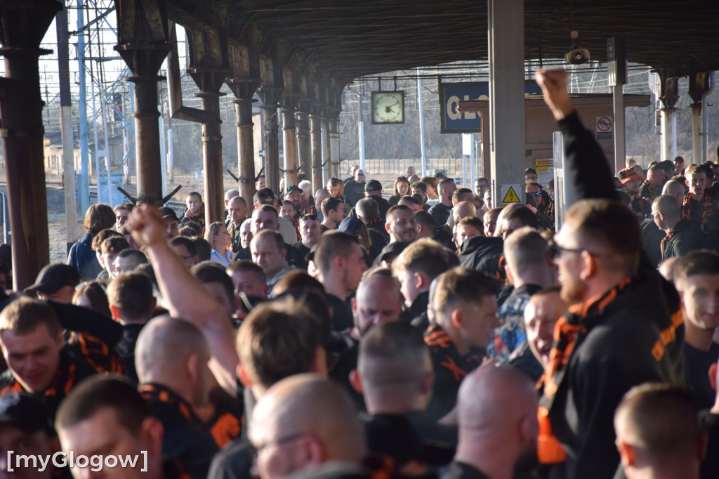 Specjalny pociąg z kibicami Chrobrego Głogów