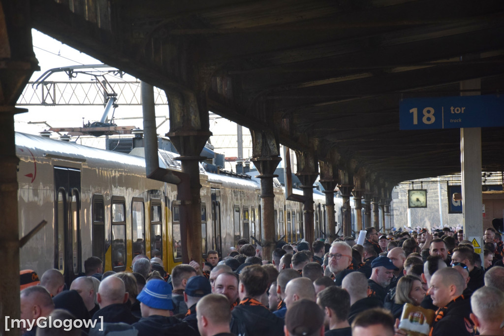 Specjalny pociąg z kibicami Chrobrego Głogów