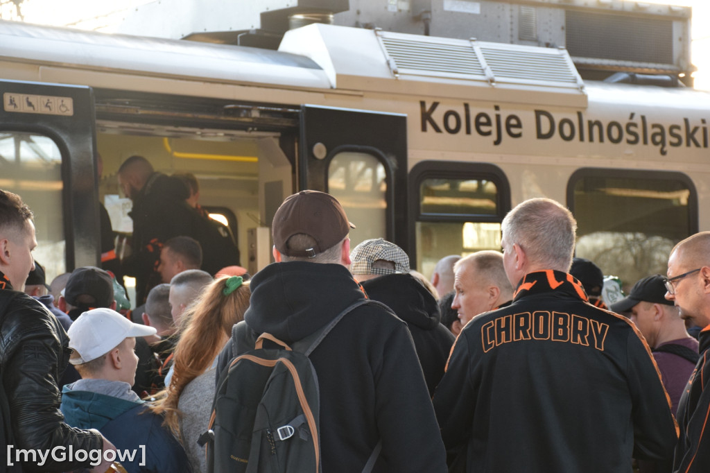 Specjalny pociąg z kibicami Chrobrego Głogów