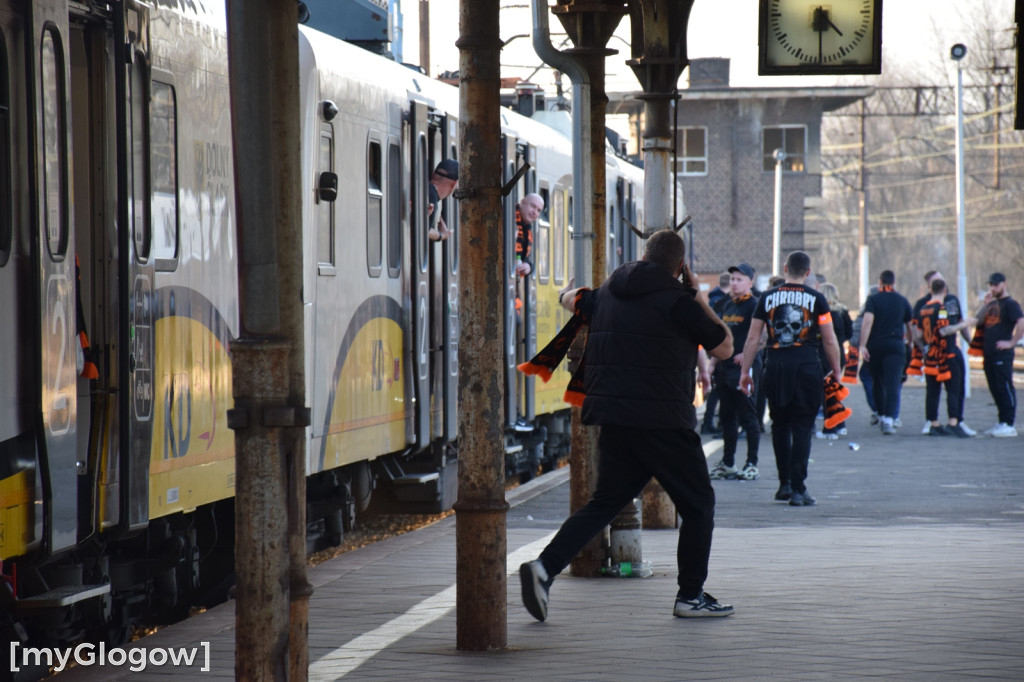 Specjalny pociąg z kibicami Chrobrego Głogów